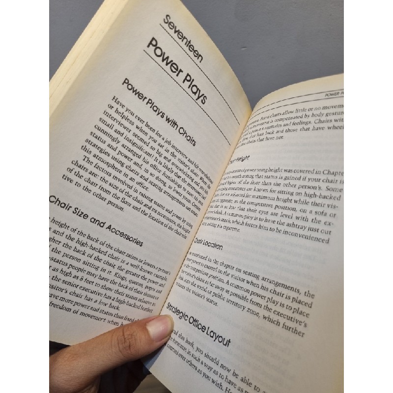 BODY LANGUAGE : How To Read Others' Thoughts By Their Gestures - Allan Pease 186137