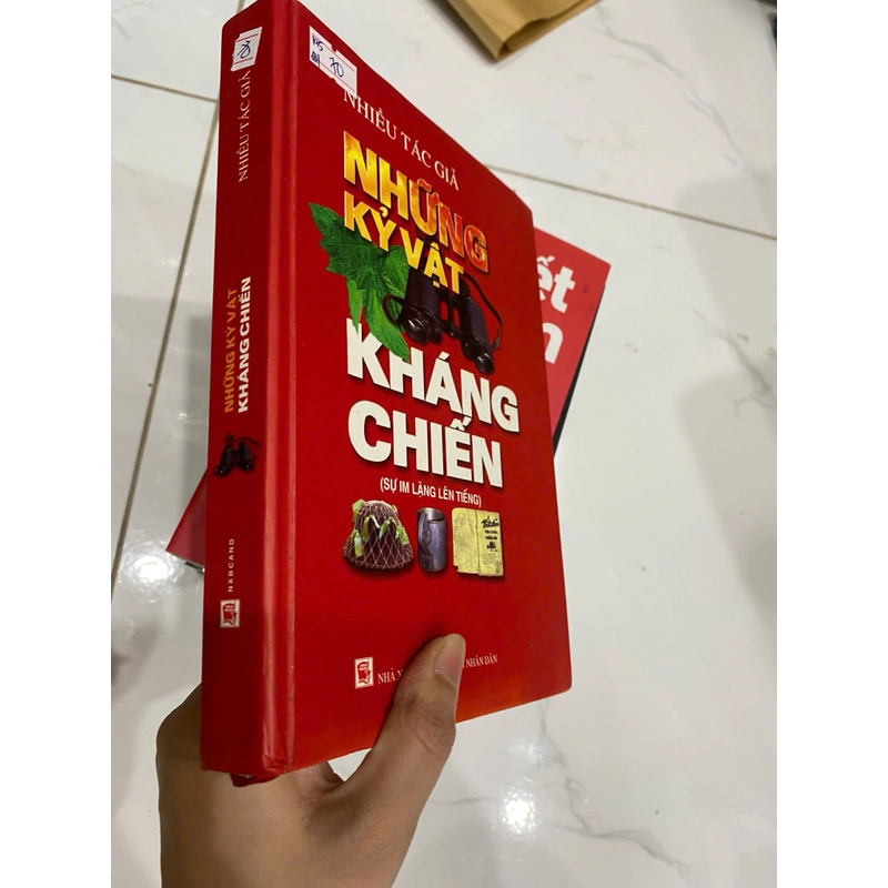 Sách Những kỉ vật kháng chiến 521641