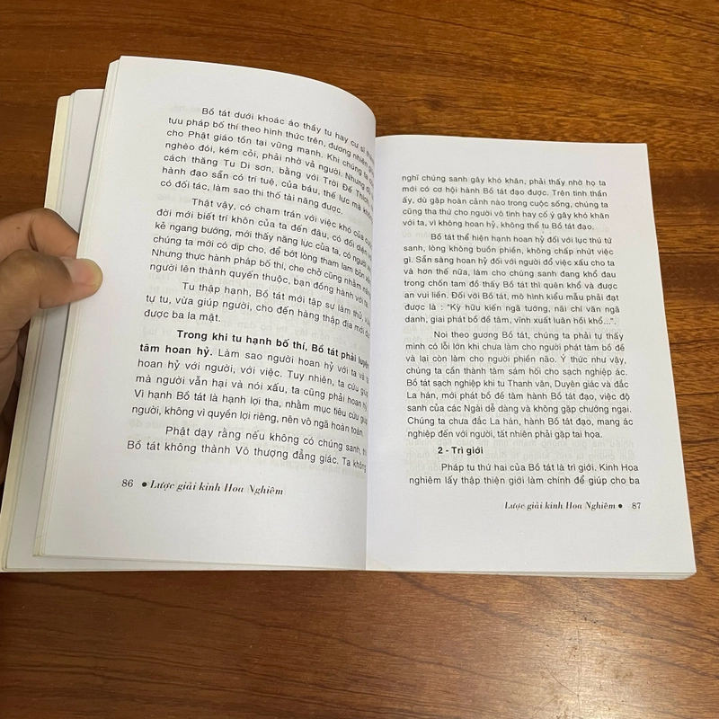 II Tựa sách: Lược Giải Kinh Hoa Nghiêm - HT. Thích Trí Quảng - PL. 2548. 2004 493434