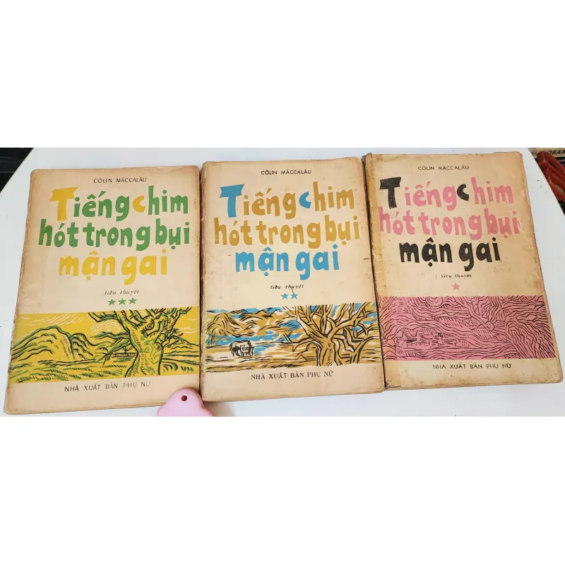 Tiểu thuyết TIẾNG CHIM HÓT TRONG BỤI MẬN GAI (trọn bộ 3 tập 967 trang - in 1988) 790278