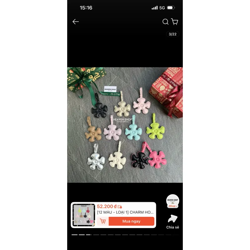 Túi đeo chéo mini màu đen kèm 2 hoa da màu trắng và xanh cốm 977864