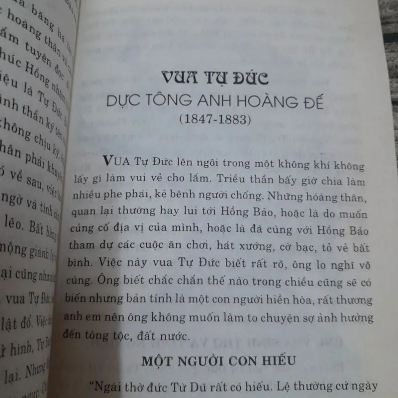 NHÀ NGUYỄN Chín Chúa Mười ba Vua- Tg Phi Long . Bản in 2003 Nxb Đà Nẵng 781265
