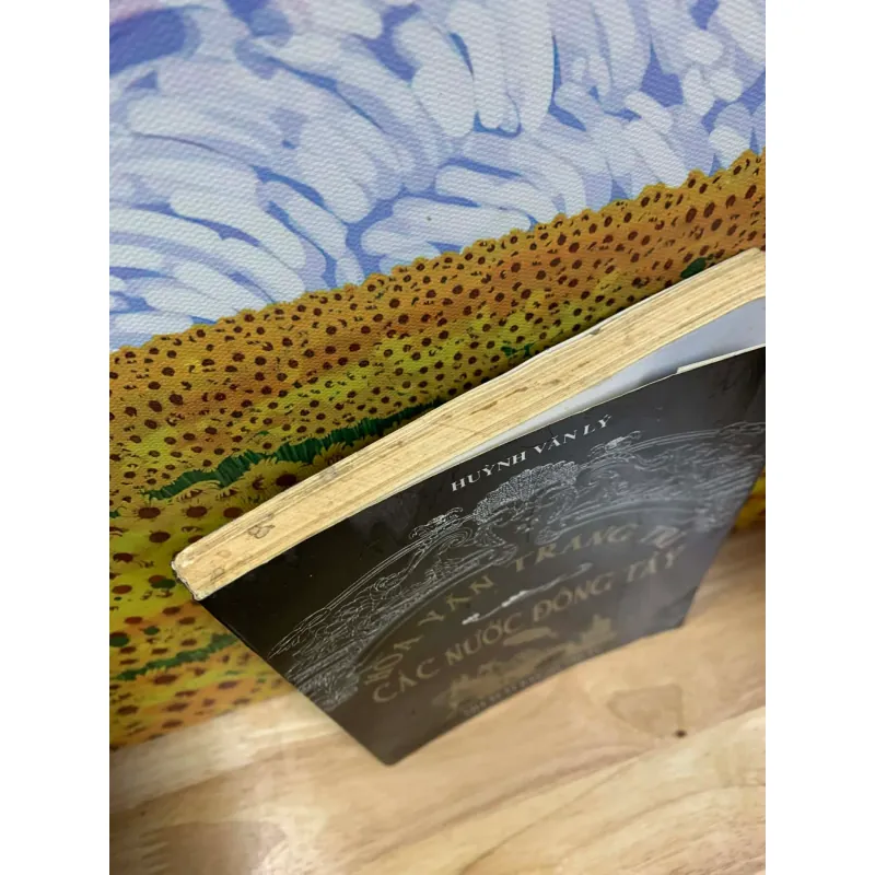 Văn Hóa Trang Trí Các Nước Đông Tây - Huỳnh Văn Lý 927239