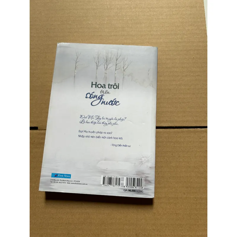 Hoa trôi trên sóng nước (ướt bìa) 1032764
