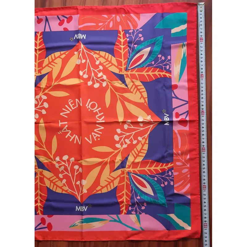 Khăn choàng MBV đi biển thổ cẩm nữ 1026781