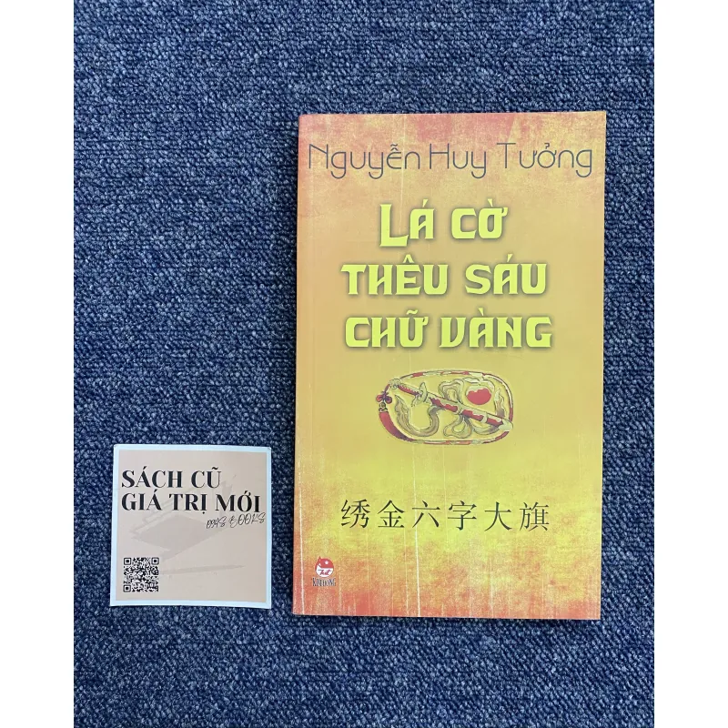 Lá cờ thêu sáu chữ vàng (Song ngữ Việt - Trung) 754627