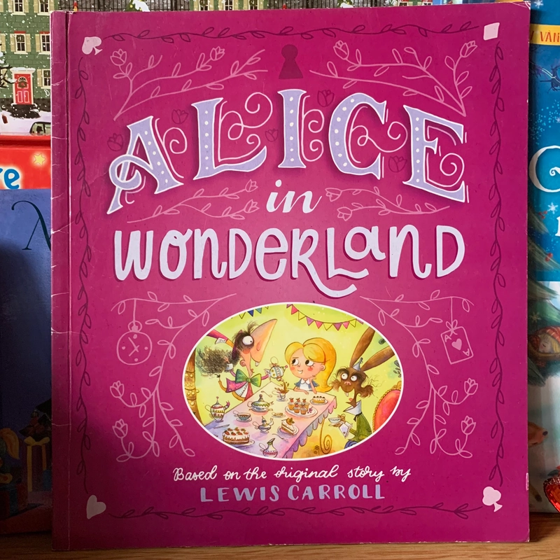 Sách tranh Alice in Wonderland, Used, 70%, sờn gáy. nếp gấp bìa, Picture Book For Kids 359719