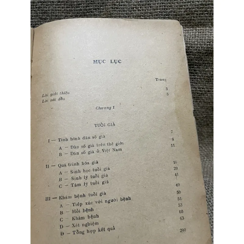 Bệnh học tuổi già 1- Gs Phạm KHuê- 300 trang  933029