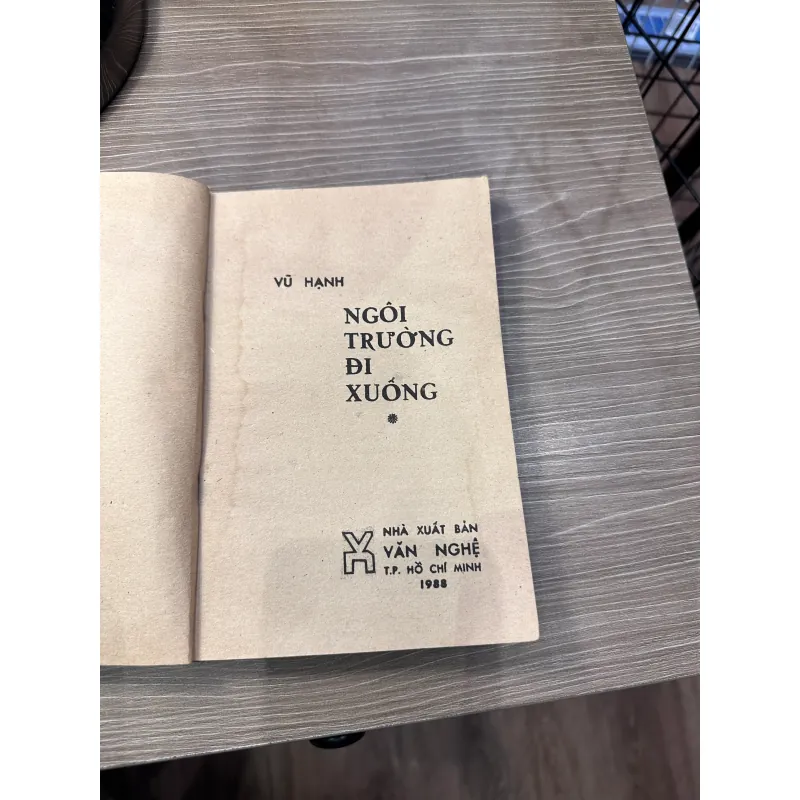 Ngôi trường đi xuống - Vũ Hạnh - NXB Văn nghệ Tp HCM 1988 996260