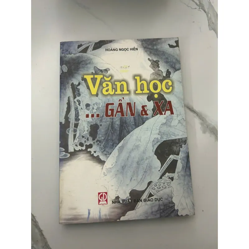 Văn học... GẦN & XA - Hoàng Ngọc Hiến - Phê bình văn học 657288