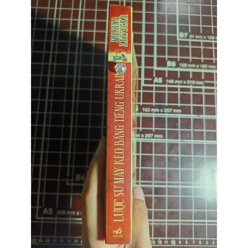 Lược sử máy kéo bằng tiếng Uraina - Marina Lewycka 754708