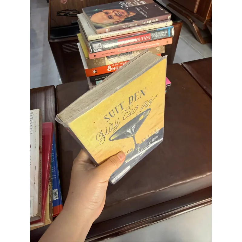 Suit đen và giày cao gót – Phạm Anh Thư (sách tản văn hiện đại)- K2 999796