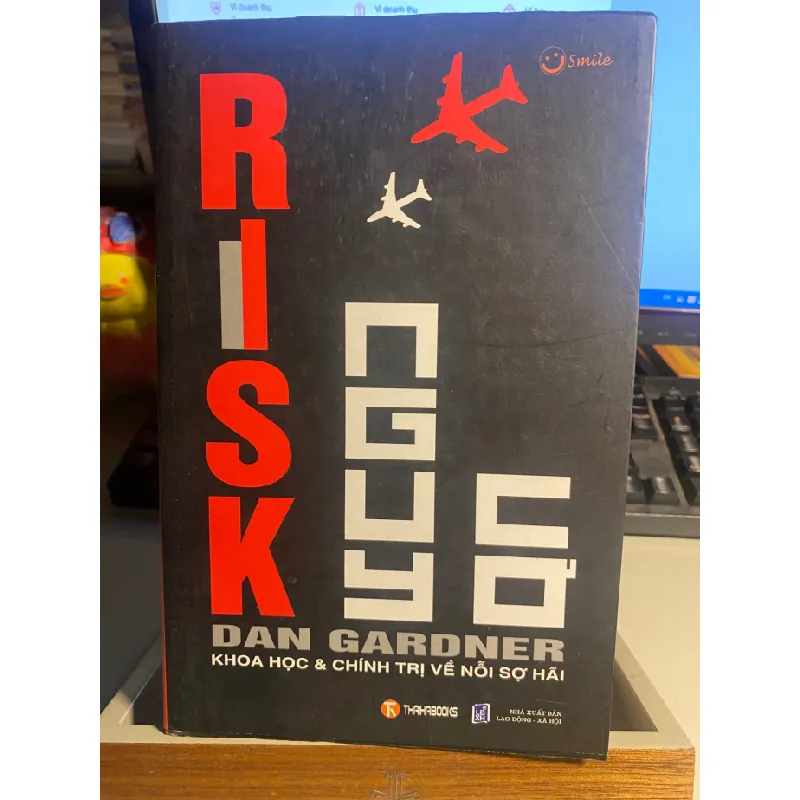 Nguy Cơ: Khoa học & Chính trị về Nỗi Sợ Hãi - Dan Gardner -Sách có vết ố ở bụng sách STB1021 Blogmeo 27525 587880
