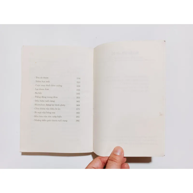 Bí Mật Lâu Đài Cổ - Viết Linh , Kim Dung & Alfred Hitchcock  779080