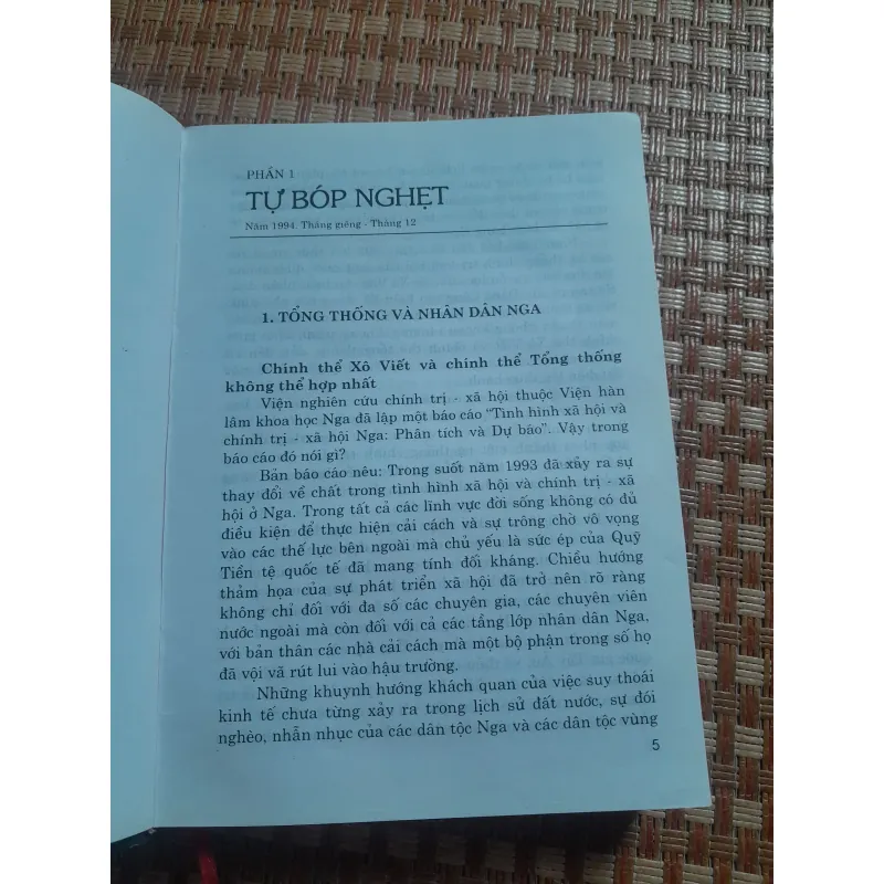 TRONG BÓNG TỐI ĐIỆN KREMLI 1024856