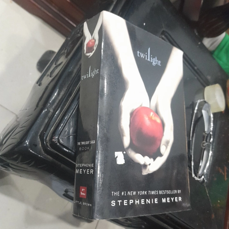 Stephenie Meyer - TWILIGHT (the #1 New York Times Bestseller) 369897