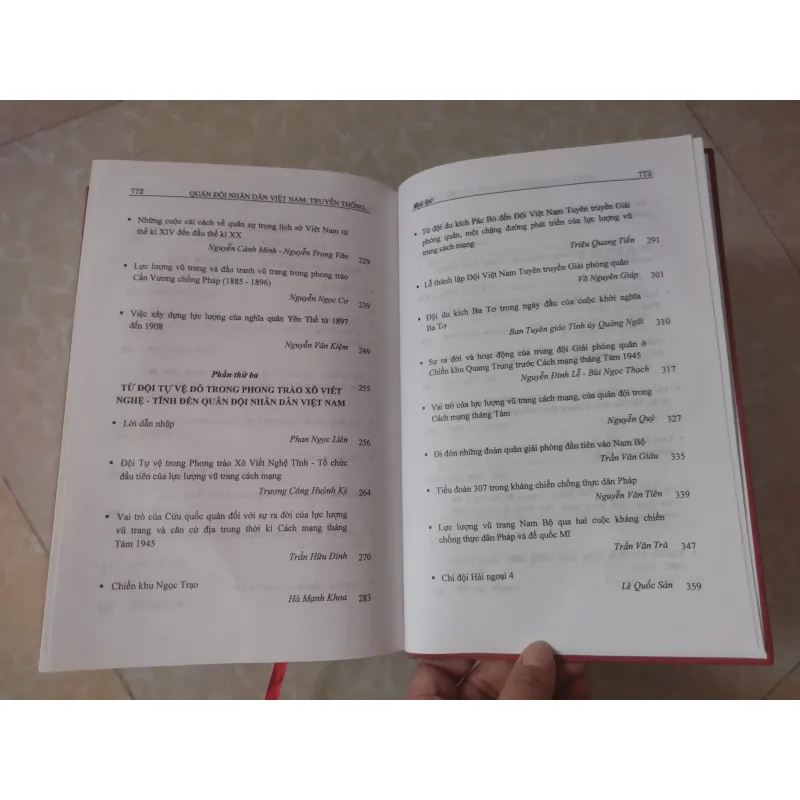 Sách: Quân đội nhân dân Việt nam - Truyền thống và hiện đại - Tác giả: Nhiều tác giả 708815