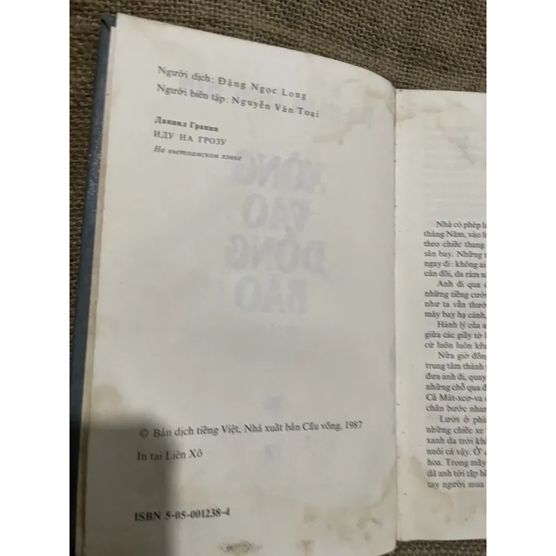 Xông vào giông bão - NXB Cầu Vồng  719406