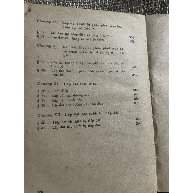 Lắp đặt thiết bị phân phối điện trong xí nghiệp công nghiệp; M.S. Juvôp - B.A. Delibas. 1024488