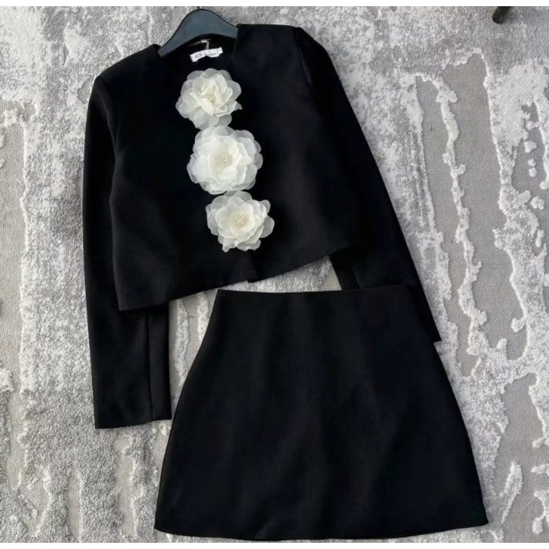 Set đồ xinh màu đen phối hoa còn size M hàng mới 450455
