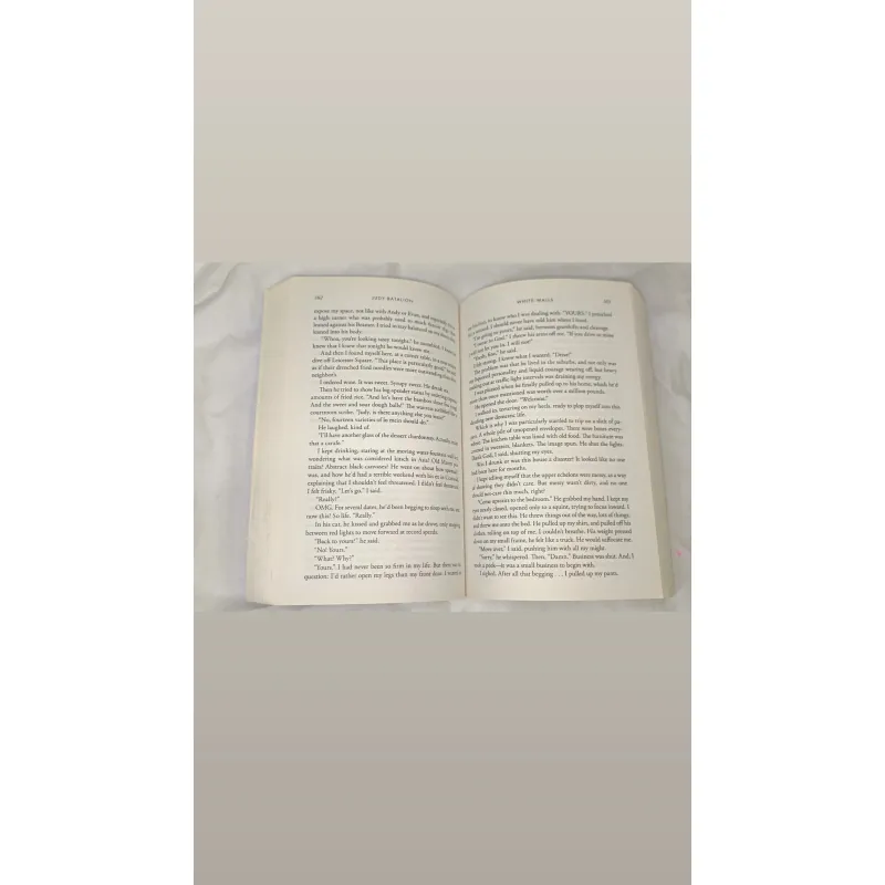 White Walls: A Memoir about Motherhood, Daughterhood, and the Mess in Between 748333