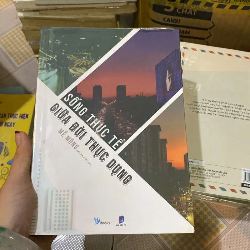 Sống thực tế giữa đời thực dụng 972375