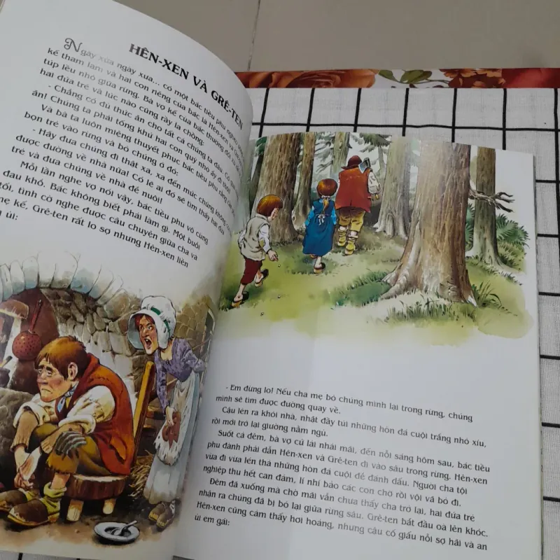 2 quyển truyện cổ tích màu khổ lớn: CÔ BÉ QUÀNG KHĂN ĐỎ & BẠCH TUYẾT VÀ 7 CHÚ LÙN. 995825