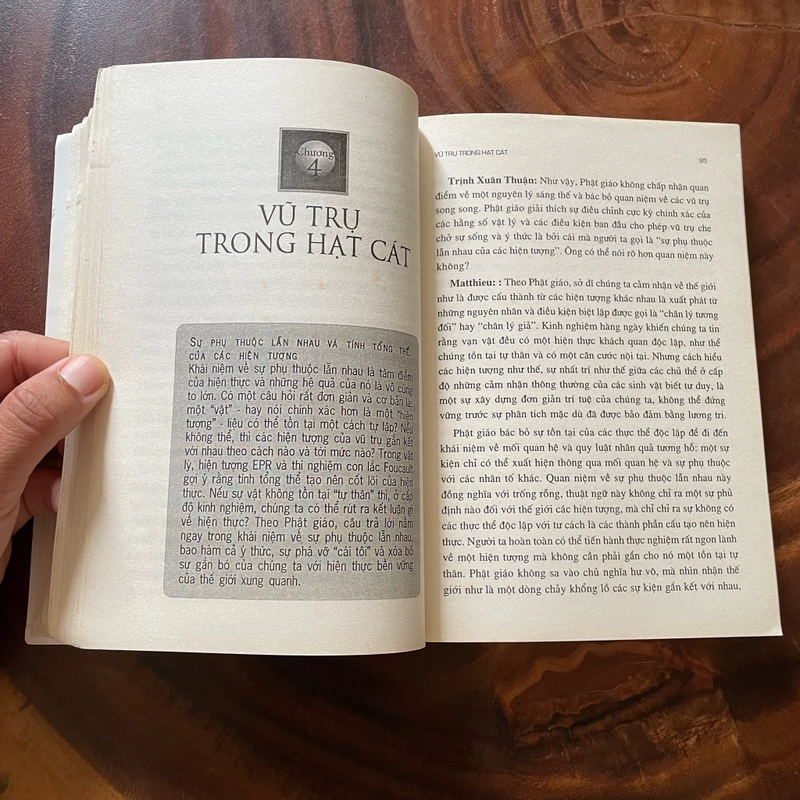 II Tựa sách: Cái Vô Hạn Trong Lòng Bàn Tay _ Từ Big Bang Đến Giác Ngộ - 2005 446431