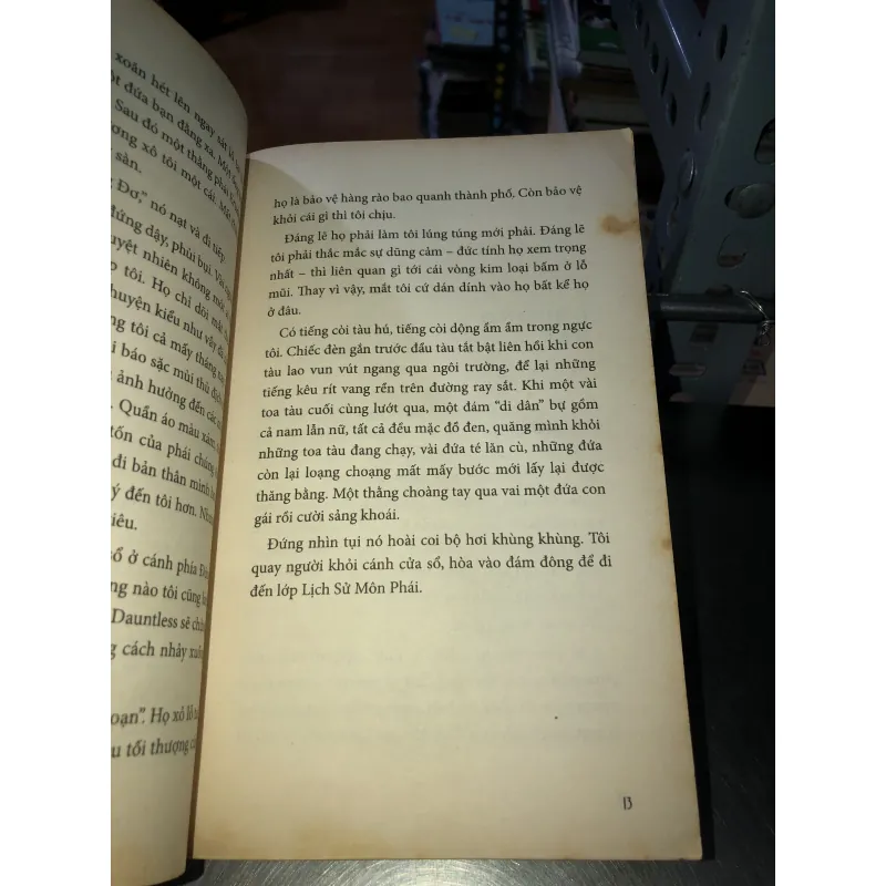 Divergent những kẻ bất khả trị - Veronica Roth 993044