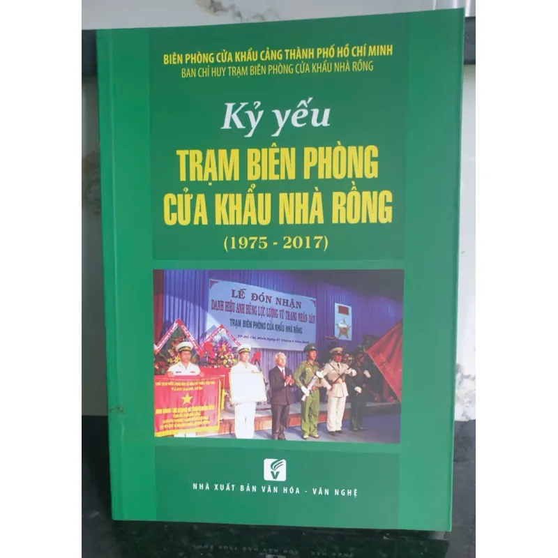 Sách Kỹ yếu Trạm Biên phòng cửa khẩu nhà rồng 1975 - 2017 641233