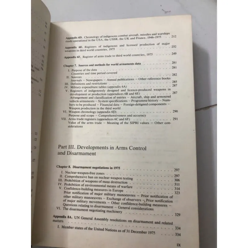 World Armaments and Disarmament: SIPRI Yearbook 1976 - Stockholm International 998455