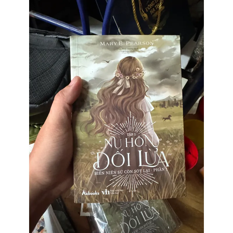 Sách fantasy Nụ hôn dối lừa  957871