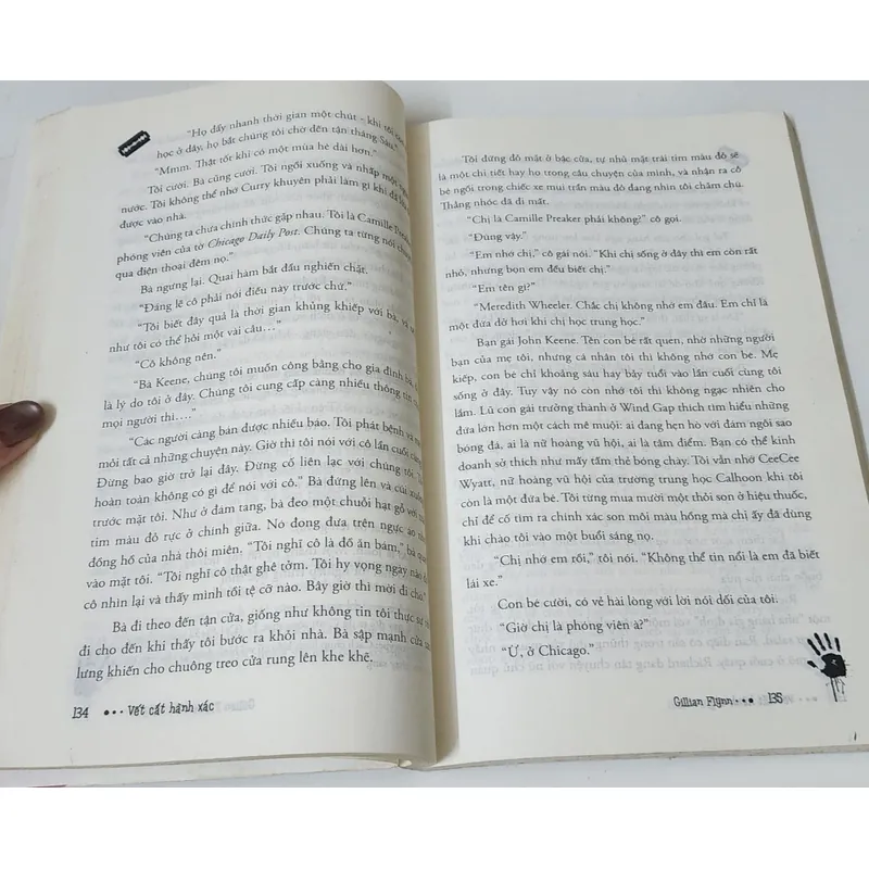 Tiểu thuyết VẾT CẮT HÀNH XÁC - tác giả: Gillian Flynn 704321
