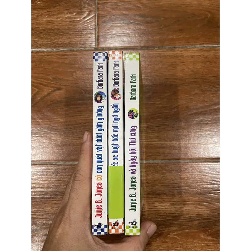 Junie B.Jones và ngày hội thú cưng.  Junie B.Jones và chiếc xe buýt bốc mùi ngớ ngẩn ..(6 715359