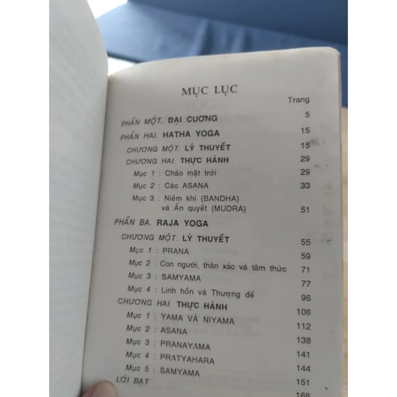 cuốn sách về yoga. 
Tên sách: Yoga Quyền năng & Giải thoát.
 961571