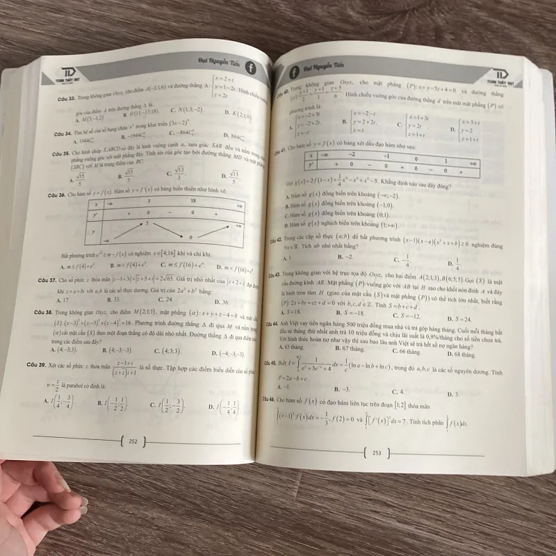 Sách ôn thi toán thpt (bản cũ) chỉ có trắc nghiệm có đáp án chi tiết 784618