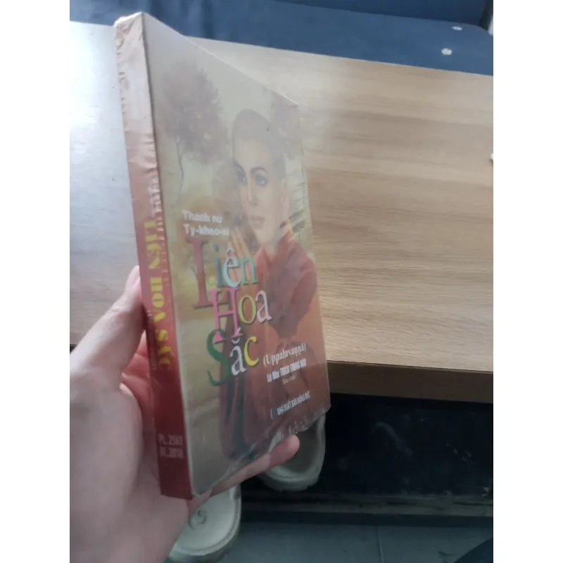 cuốn sách về Phật giáo. 
Tên sách: "Thánh nữ Tỳ-kheo-ni Liên Hoa Sắc" (Uppalavaṇṇā).
 961596