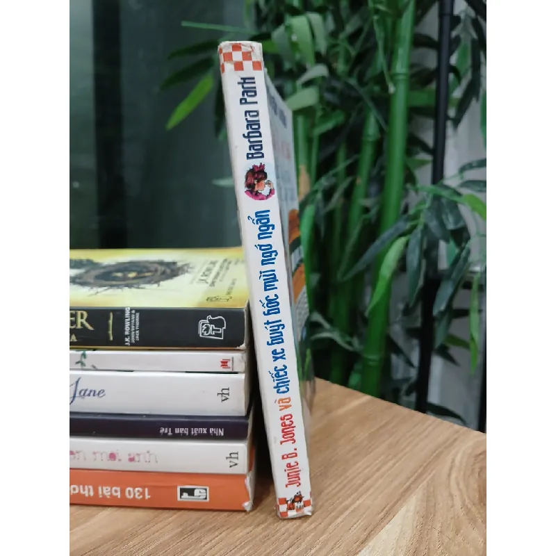 Junie B. Jones và chiếc xe buýt bốc mùi ngớ ngẩn – Barbara Park 574106