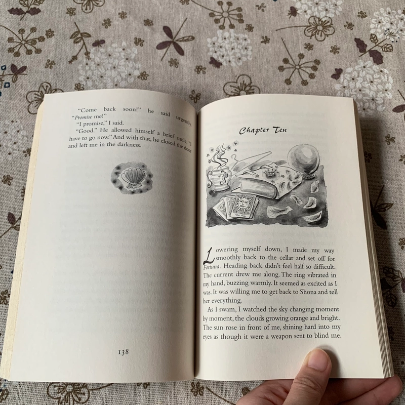 Sách ngoại văn Emily Windsnap and the Castle in the Mist, Used, Fiction For Kids 444128