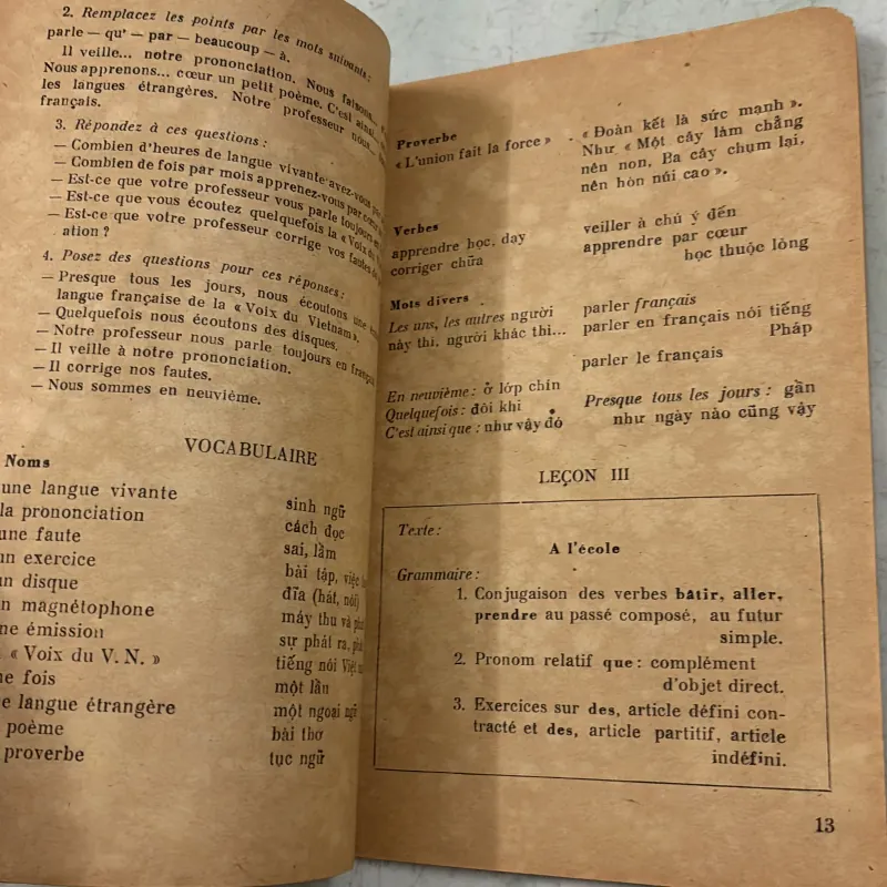 Tài liệu dạy thí điểm Tiếng Pháp 9 - 1975s 1005194