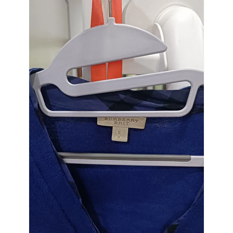 Áo len hãng Burberry, size s, đã qua sử dụng còn mới 95%  681893