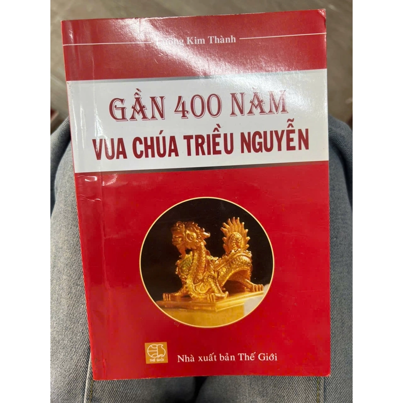 Gần 400 năm vua chúa triều Nguyễn - NXB thế giới .8 336324