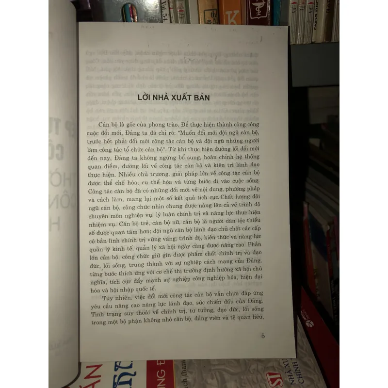 Tiếp tục đổi mới đồng bộ công tác cán bộ thời kỳ đẩy mạnh công nghiệp hoá hiện đại hoá 601375