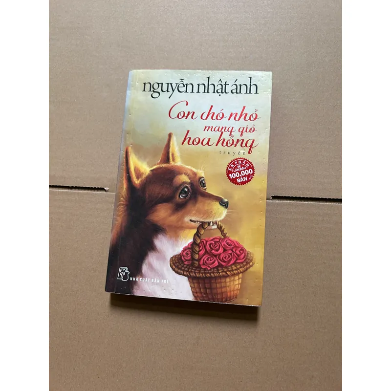 Con chó nhỏ mang giỏ hoa hồng 734167