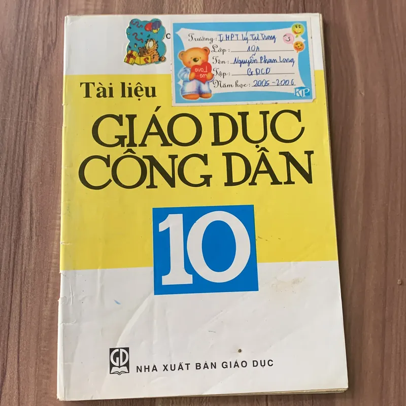 Tài liệu giáo dục công dân 10, in năm 2005 674617