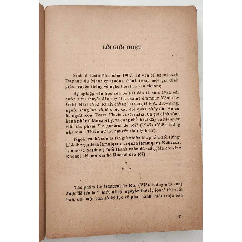 Văn học cổ điển Pháp: VIÊN TƯỚNG CỦA NHÀ VUA (Daphné Du Maurier) 717973