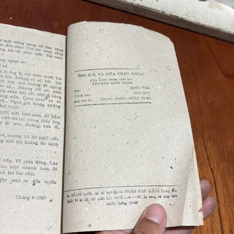[Sách 8x] - II Truyện Tình Báo: Ông Già Và Đứa Cháu Ngoại - E. MUKHINA - 1987 797182