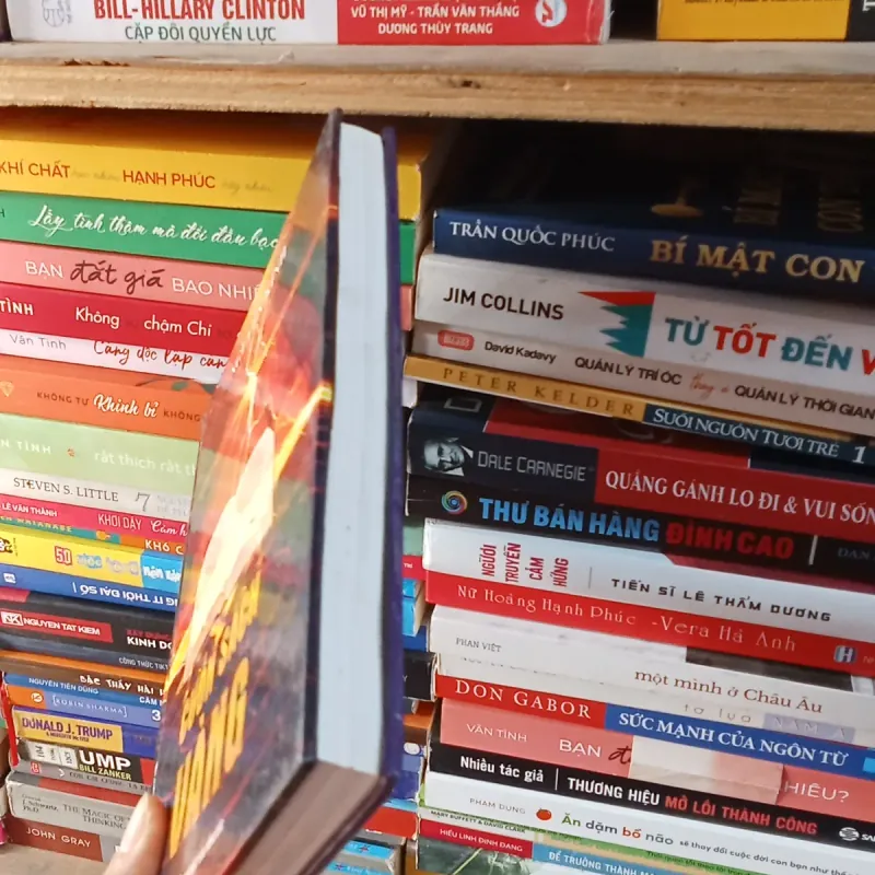 Cuốn sách vàng- Nguyễn Kính 779021