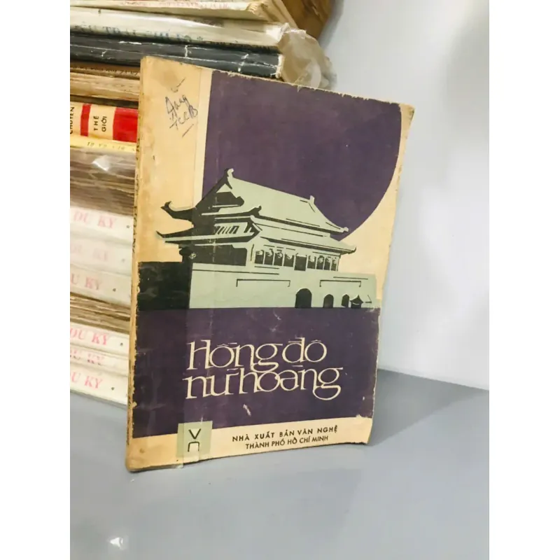 HỒNG ĐÔ NỮ HOÀNG - Roxane Witke 598526