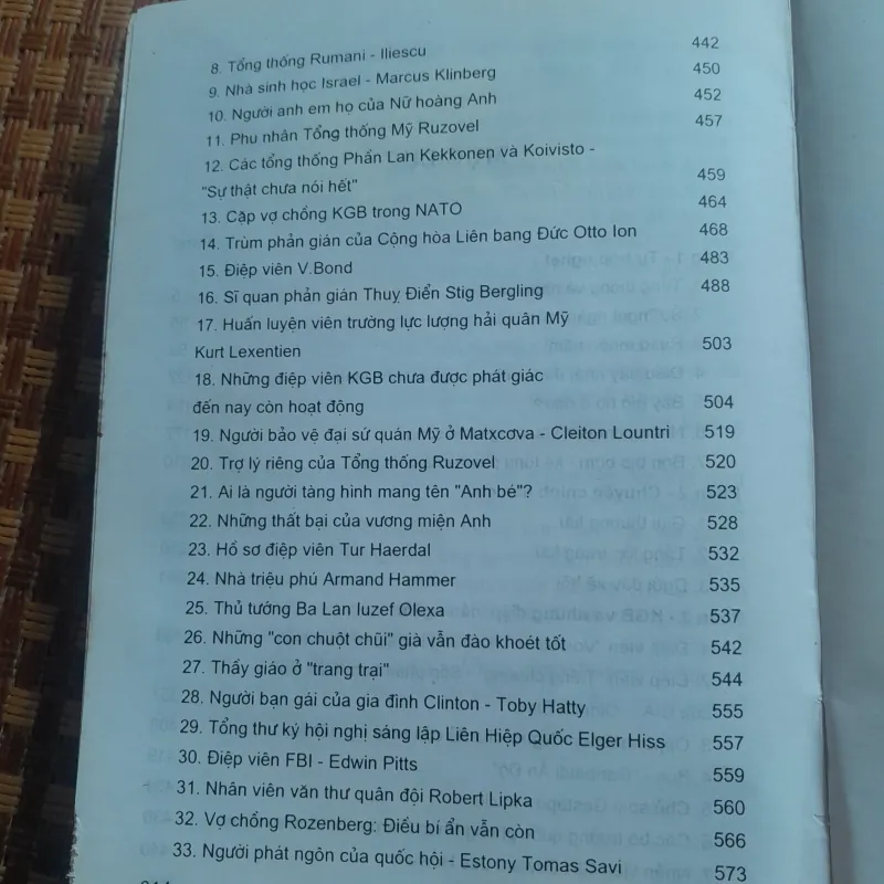 TRONG BÓNG TỐI ĐIỆN KREMLI 1024855